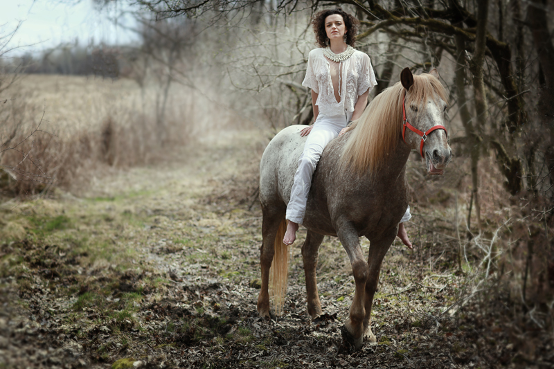 Semi-nude on a horse. Photography workshop.